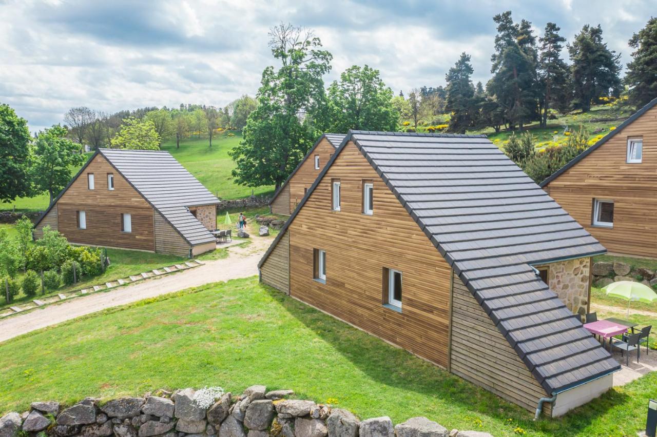 Village De Gites Les Chalets De L'Aubrac Aumont-Aubrac Bagian luar foto