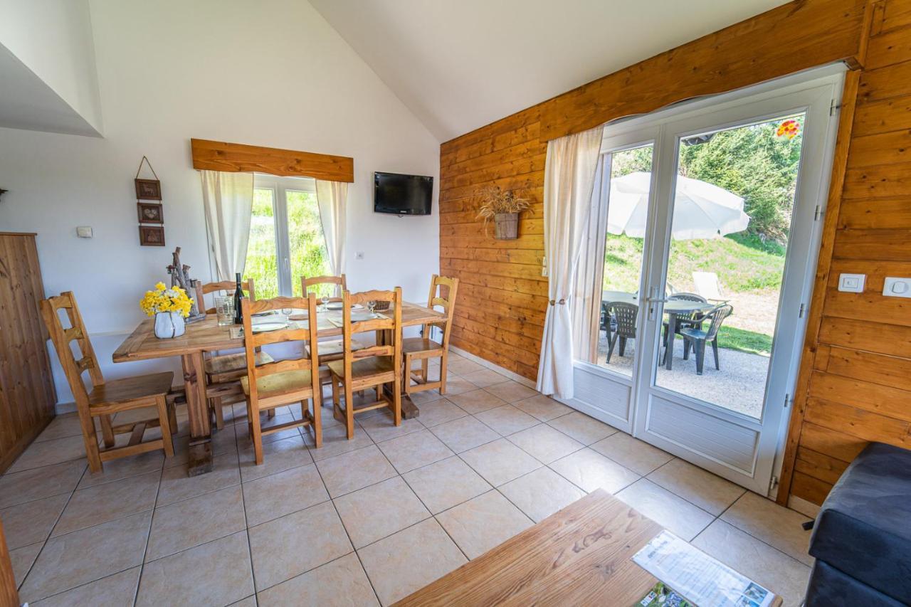 Village De Gites Les Chalets De L'Aubrac Aumont-Aubrac Bagian luar foto