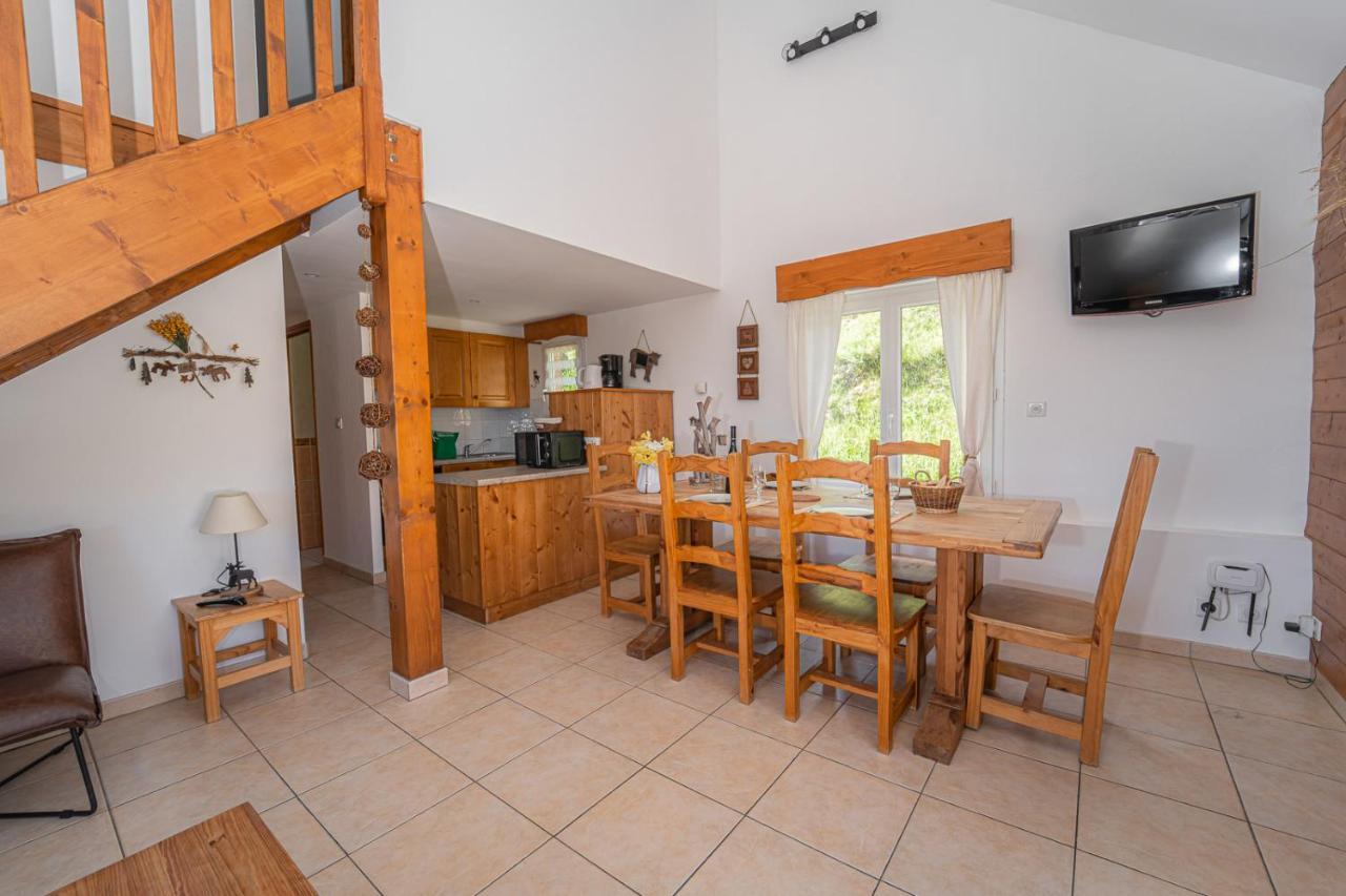 Village De Gites Les Chalets De L'Aubrac Aumont-Aubrac Bagian luar foto