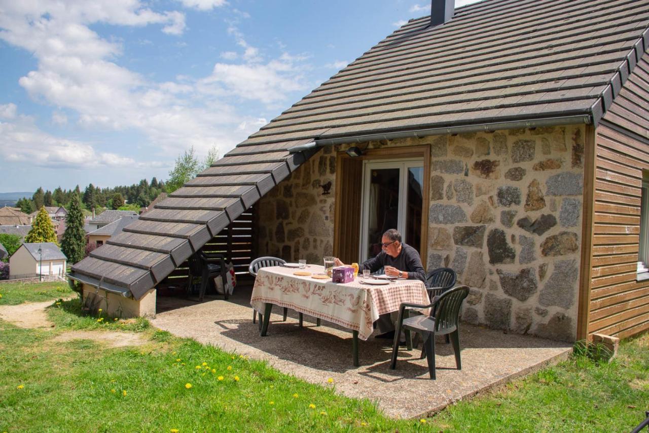 Village De Gites Les Chalets De L'Aubrac Aumont-Aubrac Bagian luar foto